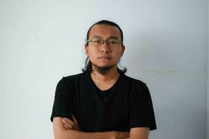 adulto asiático hombre vistiendo negro camiseta foto