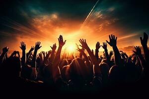 multitud aplausos a un música festival, manos elevado en el aire, multitud aplausos a un En Vivo música concierto y levantamiento manos arriba, ai generado foto