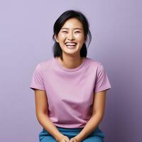 retrato de asiático mujer sonriente y riendo en rosado antecedentes foto