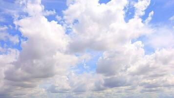 dramático céu com Sombrio cumulus nuvens, espaço de tempo. video