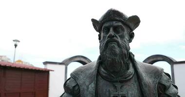 proche en haut de estatua Vasco da jeu dans angra faire l'héroïsme, terceira île, le Portugal. video