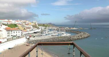 Yachthafen und Ausbaggern Schiffe auf das Bucht von angra im angra tun Heldentum, Terceira Insel, Portugal. breit video
