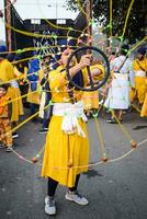 Delhi, India, octubre 2, 2023 - sijs monitor gatka y marcial letras durante anual nagar kirtana, tradicional, procesión en cuenta de cumpleaños de gurú nanak dev Ji, nagar kirtana en este Delhi zona foto