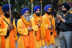 Delhi, India, octubre 2, 2023 - sijs monitor gatka y marcial letras durante anual nagar kirtana, tradicional, procesión en cuenta de cumpleaños de gurú nanak dev Ji, nagar kirtana en este Delhi zona foto