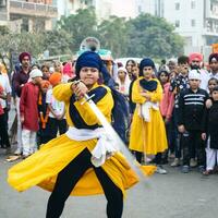 Delhi, India, octubre 2, 2023 - sijs monitor gatka y marcial letras durante anual nagar kirtana, tradicional, procesión en cuenta de cumpleaños de gurú nanak dev Ji, nagar kirtana en este Delhi zona foto