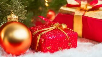 rojo Navidad regalo caja y adornos en antecedentes dorado luces ai generativo foto