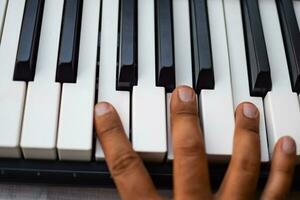 de cerca de piano llaves. piano negro y blanco llaves y piano teclado musical instrumento metido a el hogar balcón durante soleado día. foto