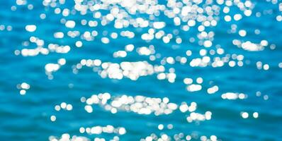 hermosa borroso natural azul antecedentes con Destacar en el agua. el concepto de verano Días festivos a mar. ai generativo foto