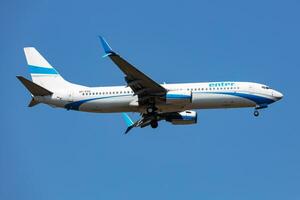 entrar aire boeing 737-800 pasajero avión a aeropuerto. aviación y aeronave. aire transporte y viajar. mosca y volador. foto