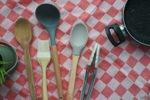 cubiertos de madera, tenedor y cuchara en una tabla de cortar en la mesa foto