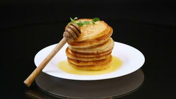 gekocht Süss Pfannkuchen mit Honig im ein Teller video
