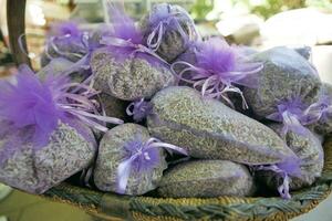 bolsa con lavanda en un de madera cesta. foto