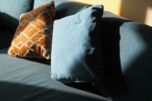 moderno sofá con almohadas en vivo habitación a hogar foto