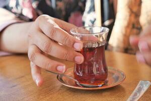 Bebiendo tradicional turco té en un café foto