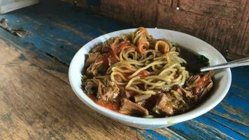 Chicken noodles are ready. View of a chicken noodle seller or chicken noodle seller making chicken noodles for buyers. video