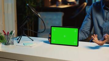 contenu créateur films chrominance clé tablette vidéo la revue pour technologie passionnés en utilisant professionnel caméra. viral en ligne étoile hôtes La technologie l'Internet montrer, déballage vert écran numérique appareil, proche en haut video