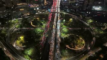 aéreo zumbido ver dejakarta noche con tráfico autopista tomado con orbita movimiento video