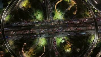 aéreo zangão Visão de Jacarta noite com tráfego rodovia ocupado a partir de Alto altitude com zangão Aumentar acima video