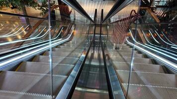 Rolltreppe Stadt modern Reise Stadt Innen- Treppe Transport die Architektur Bahnhof U-Bahn Film ziehen um 4k Auflösung Technologie Rolltreppe städtisch modern Lebensstil Einkaufen Innere Kunde eilen Stunde video