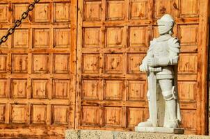 un estatua de un Caballero con un espada foto