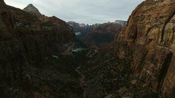 Ravijn overzien in Zion nationaal park. Utah, Verenigde Staten van Amerika. breed schot. kantelen omhoog video