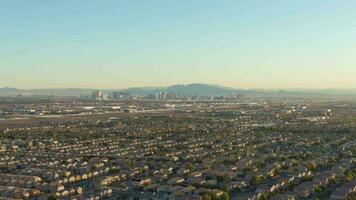 las vegas paisagem urbana dentro ensolarado dia. centro da cidade e residencial vizinhança. Nevada, EUA. aéreo visualizar. zangão moscas frente video