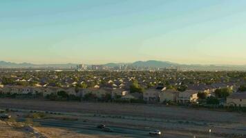 las vegas en soleado día. céntrico y residencial vecindario. Nevada, EE.UU. aéreo vista. zumbido moscas hacia arriba y adelante. revelar Disparo video