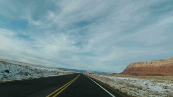 coche conducción en autopista 89 en invierno. nieve y desierto. Arizona, EE.UU. video