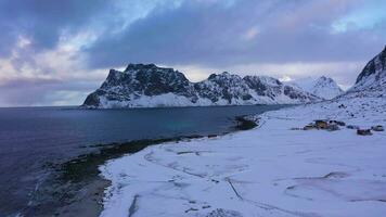 uttakleiv spiaggia norvegese mare e montagne nel inverno. lofoten isole, Norvegia. aereo Visualizza. fuco mosche indietro e verso l'alto video