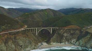 bixby Arroyo puente. Pacífico costa autopista y océano. grande sur, California, EE.UU. aéreo vista. zumbido moscas adelante video