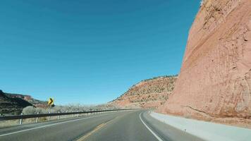 bil körning på väg längs klippor i vinter. arizona, usa. video