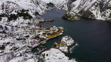 nusfjord visvangst dorp, fjord en bergen in winter. lofoten eilanden, Noorwegen. antenne visie. dar vliegt naar voren, kantelen naar beneden video