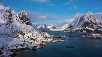 reine village et montagnes sur ensoleillé hiver journée. moscènes, lofoten îles. paysage de Norvège. aérien voir. drone mouches de côté et vers le haut video