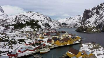 Nusfjord pesca villaggio, robu, fiordo e montagne nel inverno. lofoten isole, Norvegia. aereo Visualizza. fuco mosche indietro e verso l'alto video