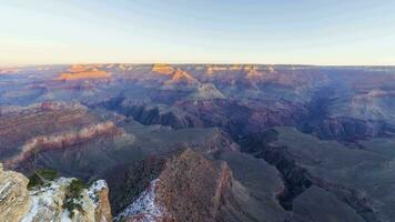 grande desfiladeiro às nascer do sol dentro inverno. neve e Claro céu. yavapai apontar, sul aro. arizona, EUA. Tempo lapso video