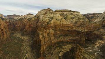 Sion canyon de Haut de anges atterrissage point de vue. Sion nationale parc. Utah, Etats-Unis. mouvement temps laps. inclinaison en haut. large coup video