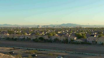 las vegas ciudad en soleado día. céntrico y residencial vecindario. Nevada, EE.UU. aéreo vista. zumbido moscas hacia arriba video