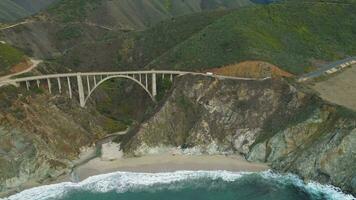 rv Aan bixby kreek brug. grote Oceaan kust snelweg en oceaan. groot over, Californië, Verenigde Staten van Amerika. antenne visie. dar vliegt zijwaarts video