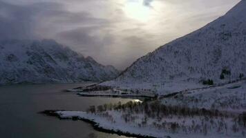 laupstadosen fjord och bergen i vinter. lofoten öar, Norge. antenn se. Drönare flugor sidled och uppåt video