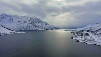 laupstadosen fjord och bergen i vinter. lofoten öar, Norge. antenn hyper upphöra, tid upphöra. Drönare flugor sidled och uppåt video