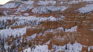 Bryce canyon hoodoos dans l'hiver. Utah, Etats-Unis. panoramique video