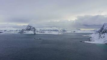 norwegisch Meer und Berge im Winter. Lofoten Inseln, Norwegen. Antenne hyper Ablauf, Zeit Ablauf. Drohne fliegt nach vorne video