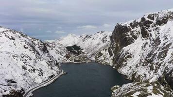 Nusfjord och bergen i vinter. lofoten öar, Norge. norska landskap. antenn se. Drönare flugor framåt- video