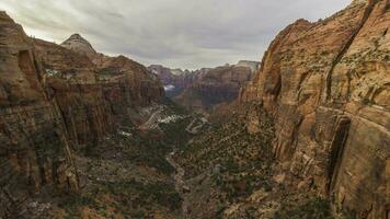 kanjon förbise i zion nationell parkera. molnig dag. utah, usa. rörelse tid upphöra. luta upp. bred skott video