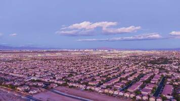 las Vegas Stadtbild beim Sonnenuntergang. Nevada, USA. Antenne hyper Ablauf, Zeit Ablauf. Drohne fliegt seitwärts und nach oben video