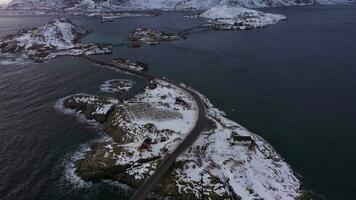 pêche villages et montagnes dans l'hiver. route et des ponts. norvégien mer et orageux ciel. moscènes, lofoten îles, paysage de Norvège. aérien voir. drone mouches avant, inclinaison en haut. révéler coup video