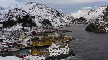 nusfjord pescar aldea, Rorbu, fiordo y montañas en invierno. noruego paisaje. lofoten islas, Noruega. aéreo vista. zumbido es orbital video