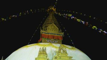 Katmandu, Nepal - ottobre 15, 2019 svajambhunath stupa e bandiere a notte. lento movimento video