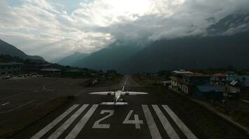 Lucla, Népal - novembre 04, 2019 avion prendre de dans Lucla aéroport. himalayen montagnes. video