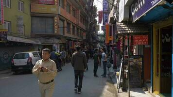 katmandu, Nepal - oktober 15, 2019 thamel buurt Aan zonnig dag video